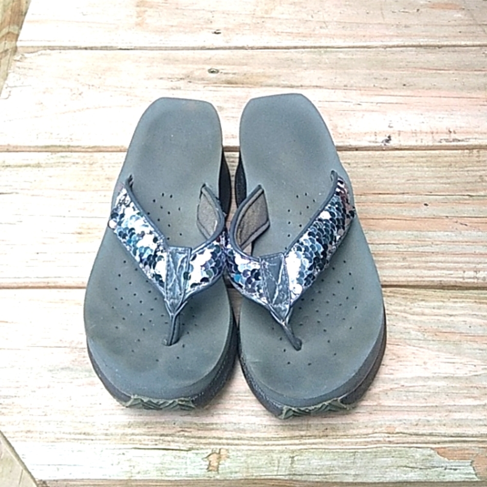 Volatile size 7 color gray.